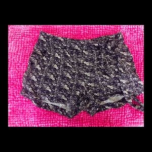 Juniors Black/Cream Shorts